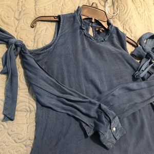 Chambray top with cut out shoulder sleeve